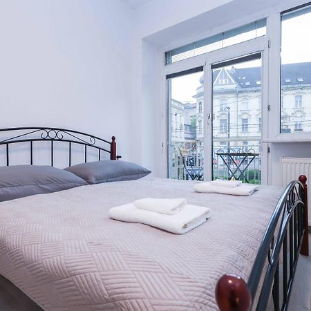 Apartamento Charming Old Town Family Retreat Bratislava Exterior foto