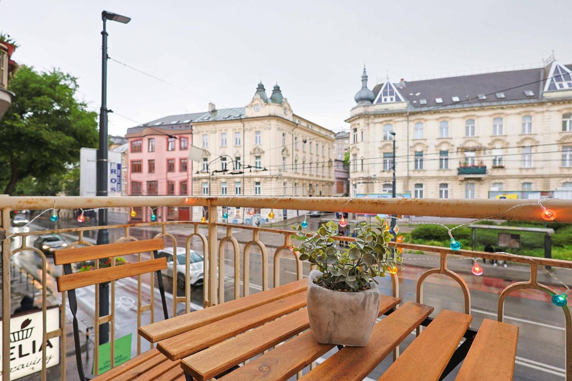 Apartamento Charming Old Town Family Retreat Bratislava Exterior foto